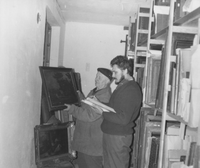 Pan Radkovský a M. Rygl při práci v depozitáři v Třešti 1983